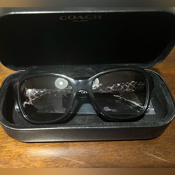 Coach Sunglasses HC8232 L1010 - Picture 4 of 7